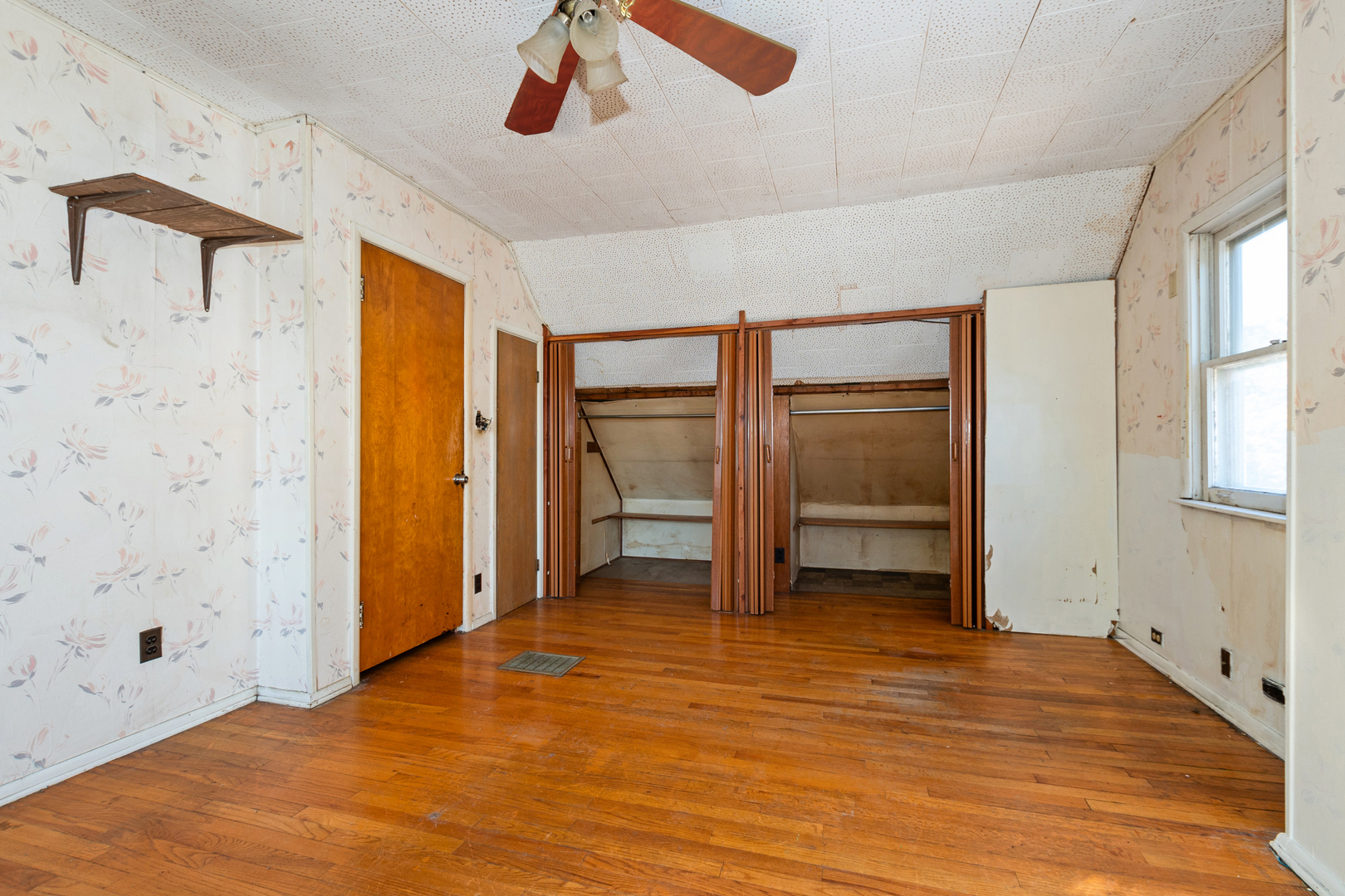 1473 Wentworth Avenue Calumet City, IL 60409 - Photo 15 of 18 a view of an empty room with a window