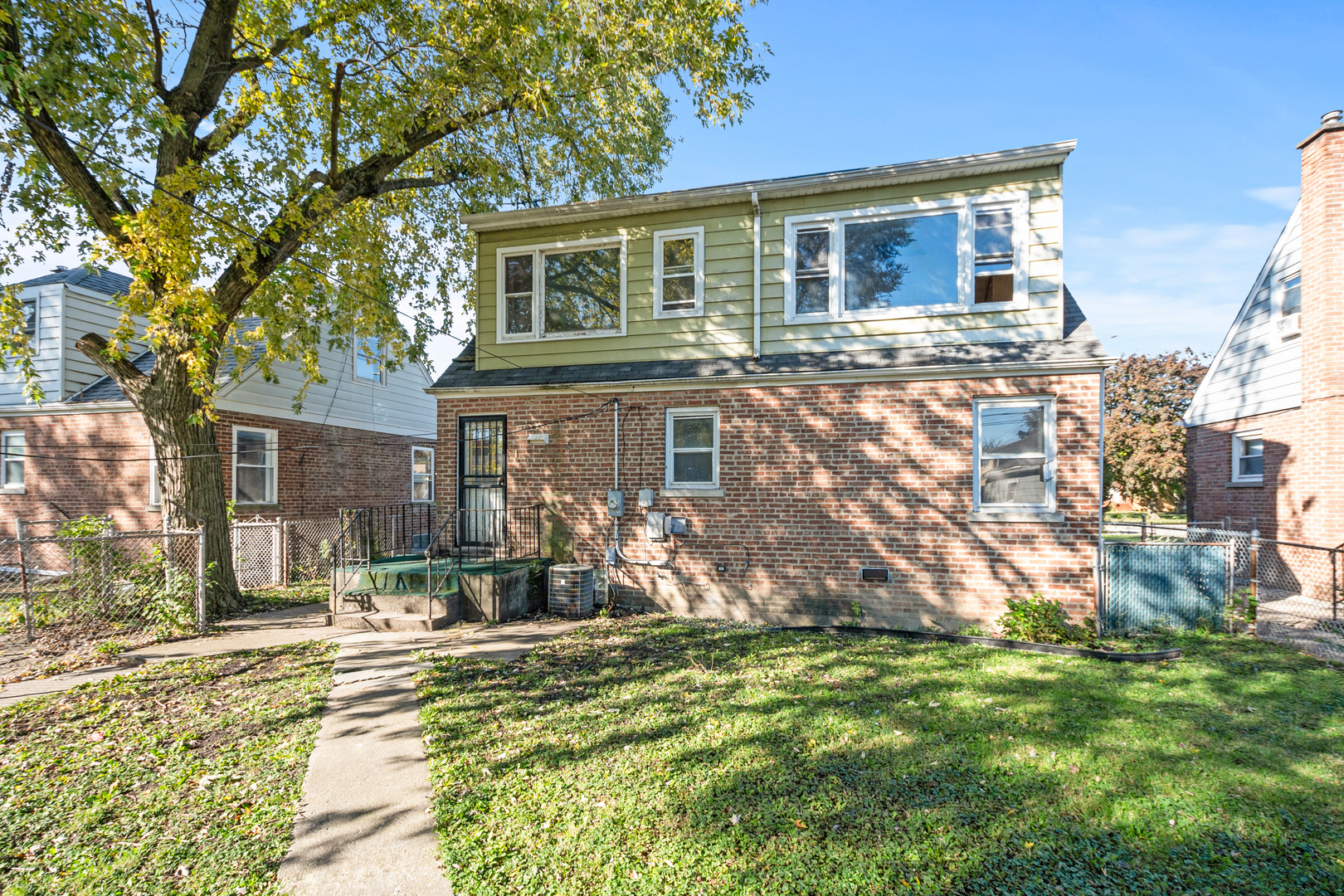 1473 Wentworth Avenue Calumet City, IL 60409 - Photo 2 of 18 a front view of house with yard