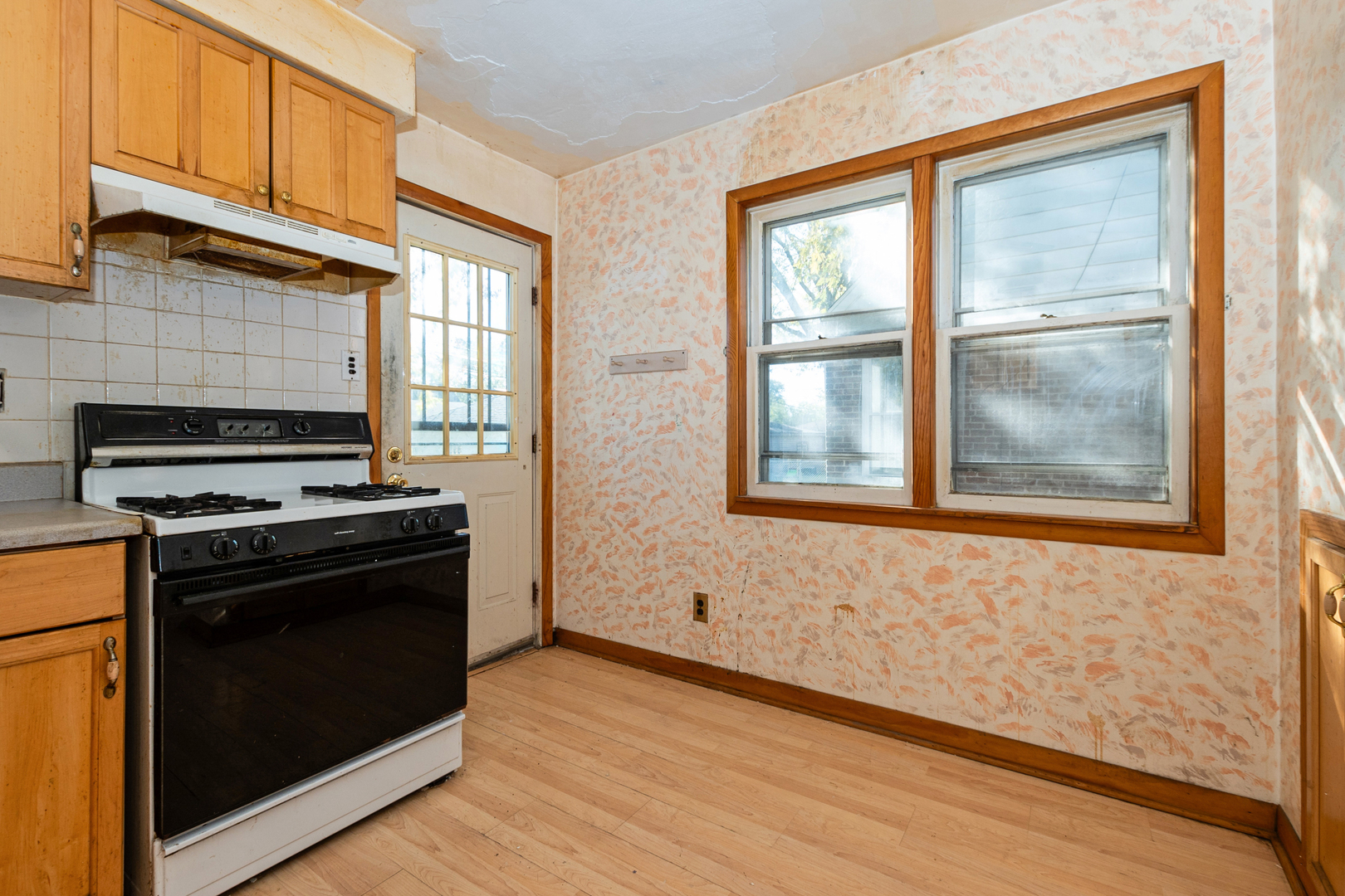 1473 Wentworth Avenue Calumet City, IL 60409 - Photo 10 of 18 a kitchen with wooden floors and a stove
