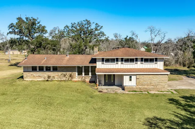 $499,900 | 504 West Highway 332 West, Lake Jackson, TX 77566