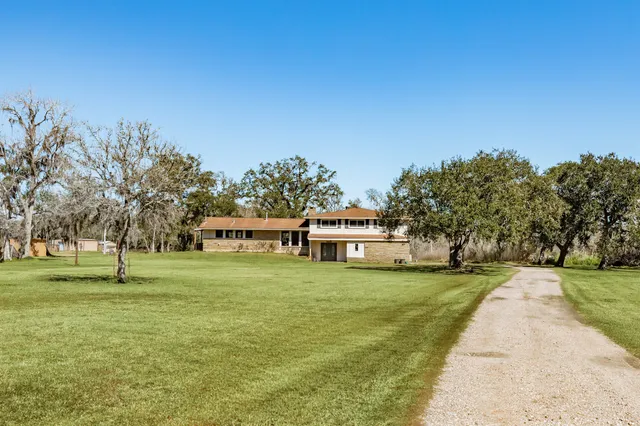 $499,900 | 504 West Highway 332 West, Lake Jackson, TX 77566