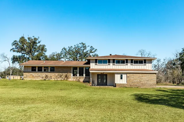 $499,900 | 504 West Highway 332 West, Lake Jackson, TX 77566