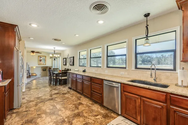 $499,900 | 504 West Highway 332 West, Lake Jackson, TX 77566