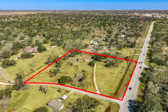 $499,900 | 504 West Highway 332 West, Lake Jackson, TX 77566