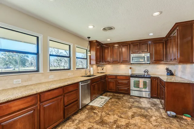 $499,900 | 504 West Highway 332 West, Lake Jackson, TX 77566