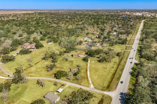 $499,900 | 504 West Highway 332 West, Lake Jackson, TX 77566