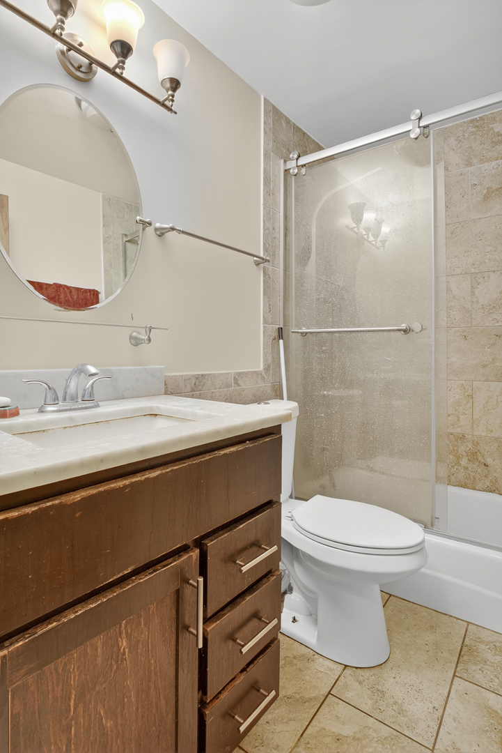 7048 O'Connell Drive, Unit 3W Chicago Ridge, IL 60415 - Photo 12 of 22 a bathroom with a sink toilet and shower