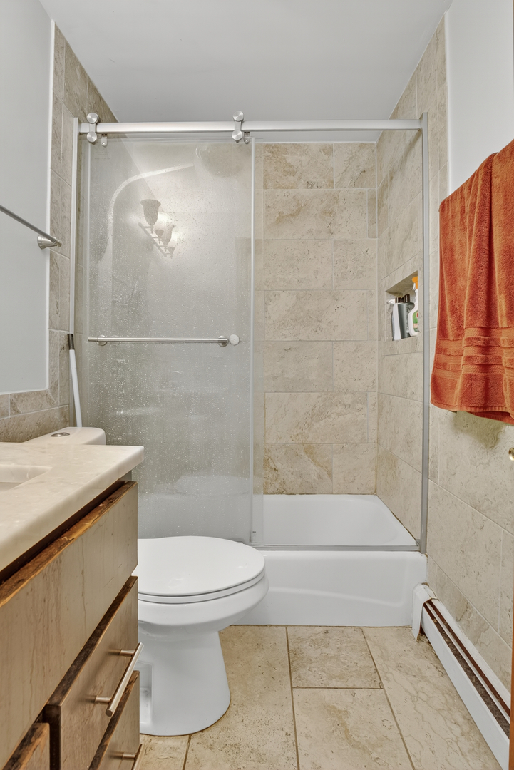 7048 O'Connell Drive, Unit 3W Chicago Ridge, IL 60415 - Photo 13 of 22 a bathroom with a shower and a toilet
