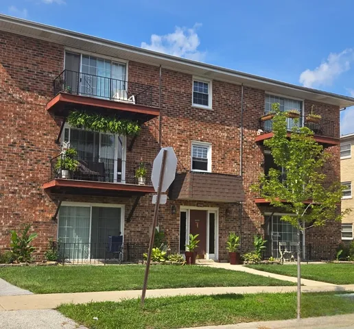 $164,900 | 7048 O'Connell Drive, Unit 3W, Chicago Ridge, IL 60415