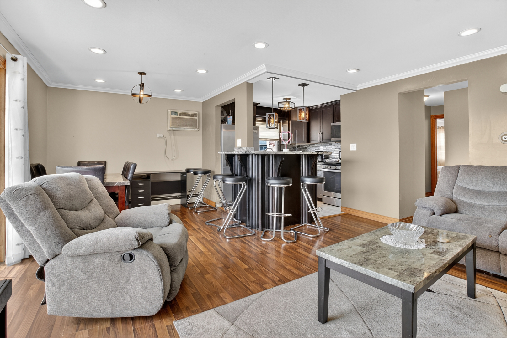 7048 O'Connell Drive, Unit 3W Chicago Ridge, IL 60415 - Photo 3 of 22 a living room with furniture and kitchen view