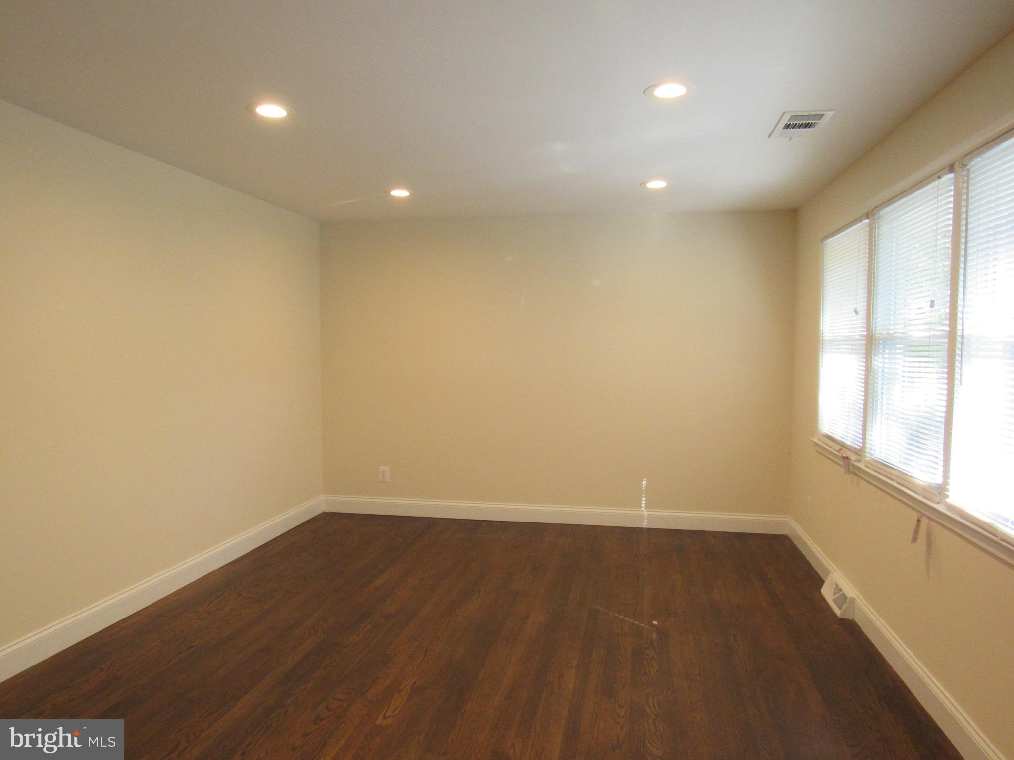 1700 Tioga Road Fort Washington, MD 20744 - Photo 7 of 30 Living Room