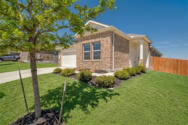 a view of a house with backyard and garden