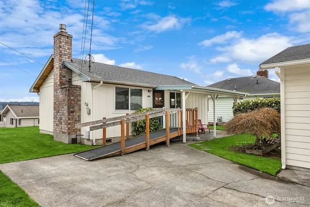 a view of a house with a yard
