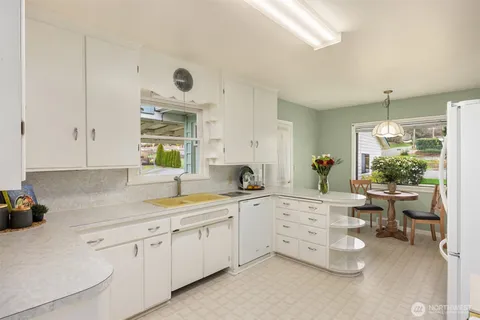 a kitchen that has a lot of cabinets in it