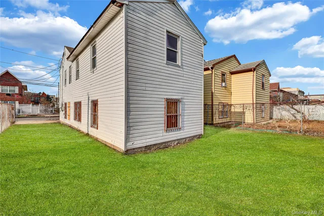 a view of a house with a backyard