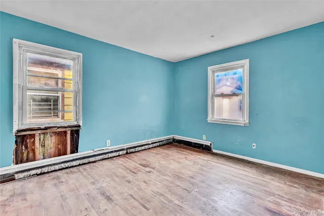 a view of empty room with window