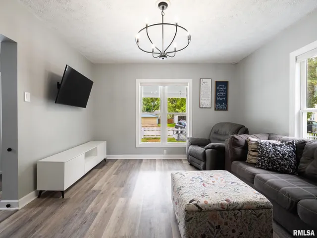 $244,900 | 619 North Santa Fe Avenue, Chillicothe, IL 61523