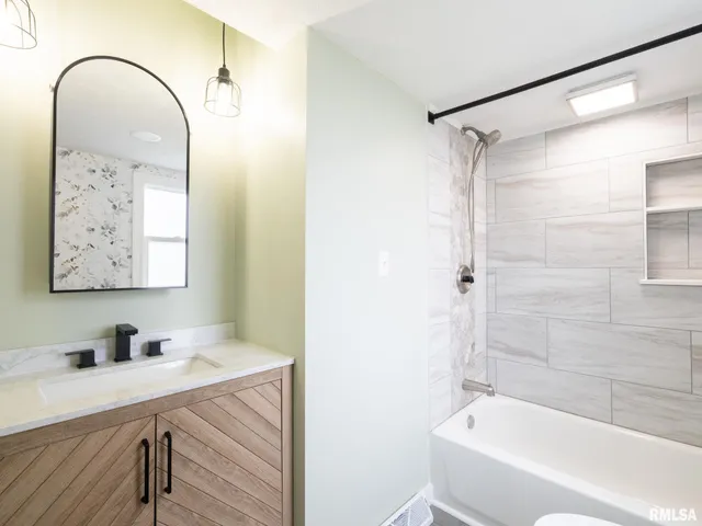 $244,900 | 619 North Santa Fe Avenue, Chillicothe, IL 61523