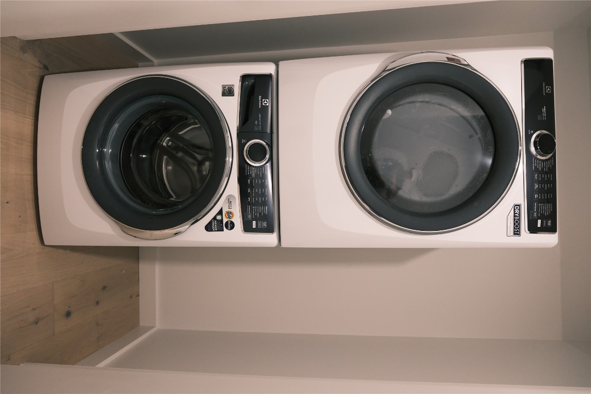 610 Davis Street, Unit 2708 Austin, TX 78701 - Photo 19 of 40 a utility room with dryer and washer