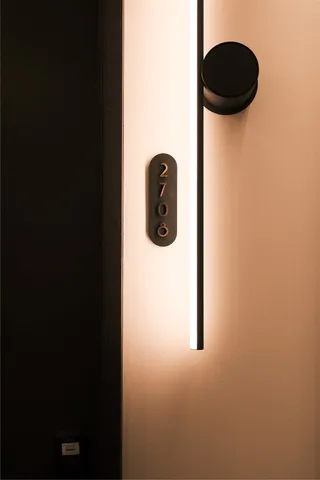 a view of entryway with furniture