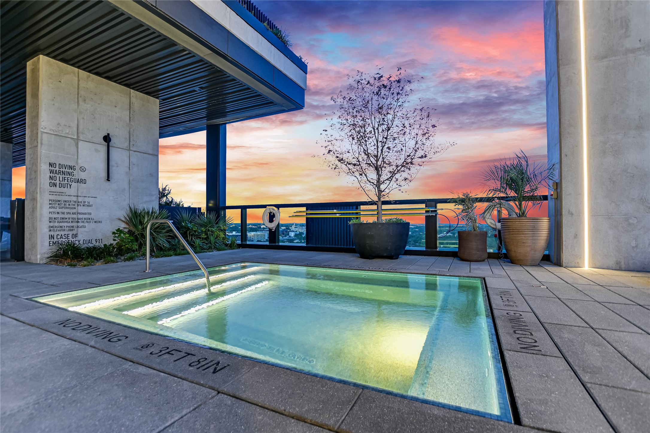 610 Davis Street, Unit 2708 Austin, TX 78701 - Photo 29 of 35 a view of a indoor swimming pool