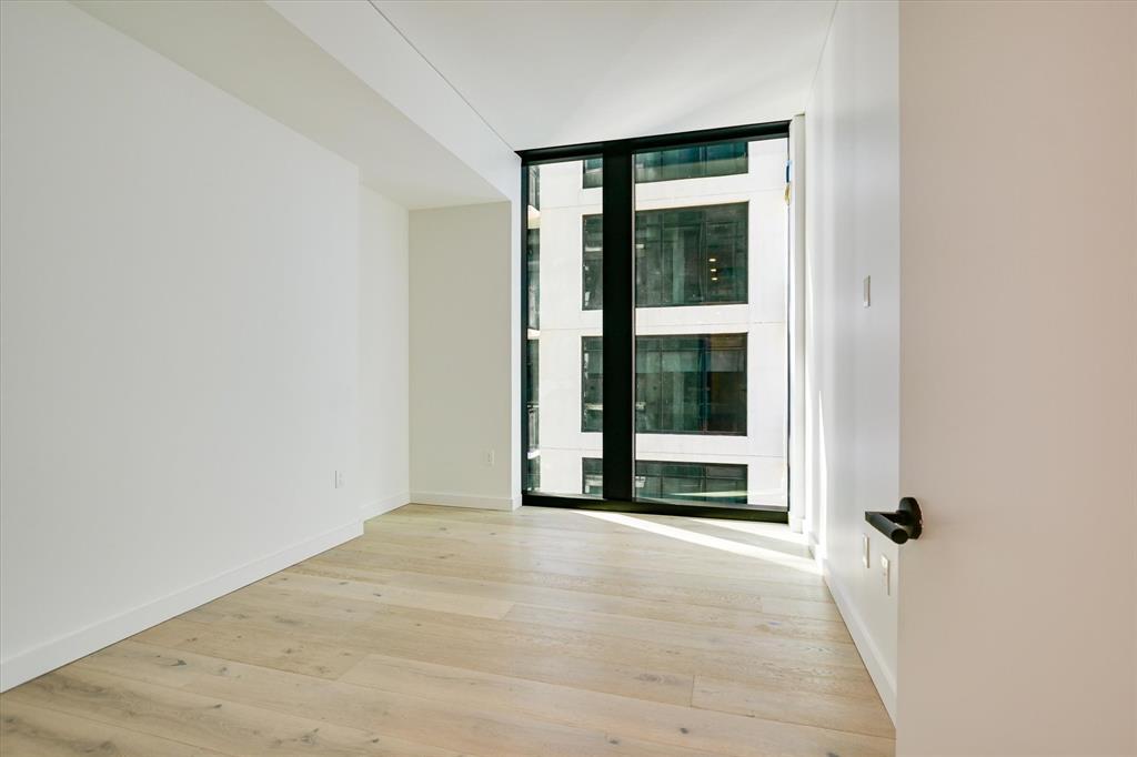 610 Davis Street, Unit 2708 Austin, TX 78701 - Photo 9 of 35 a view of an empty room with a window