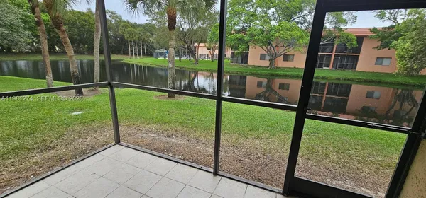 $2,350 | 305 Lakeview Drive, Unit 101, Weston, FL 33326