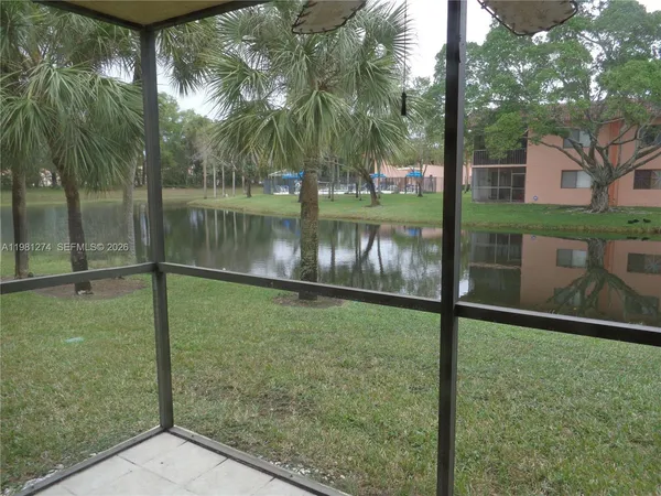 $2,350 | 305 Lakeview Drive, Unit 101, Weston, FL 33326