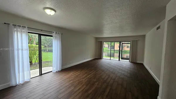 $2,350 | 305 Lakeview Drive, Unit 101, Weston, FL 33326