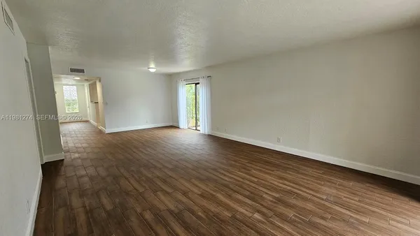 $2,350 | 305 Lakeview Drive, Unit 101, Weston, FL 33326