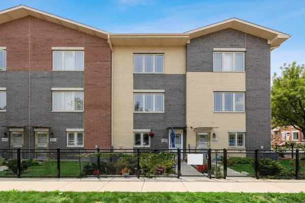 $3,500 | 3505 South Parnell Avenue, Unit B, Chicago, IL 60609