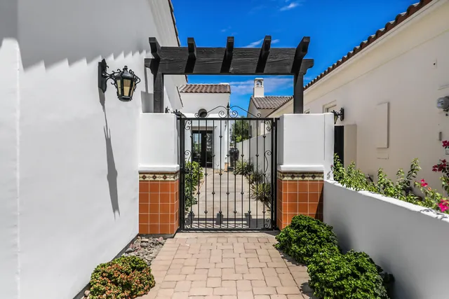 a view of a house with entryway