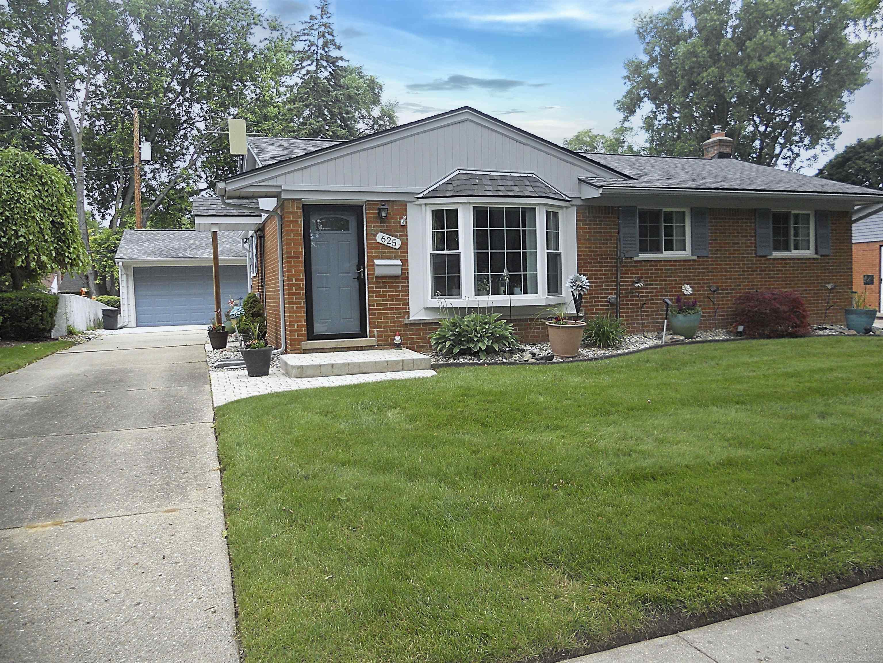 625 Rewold Drive Rochester, MI 48307 - Photo 1 of 69 50213110-a9ad7ab3-9a65-4cd0-ae8d-928c8535a1cf.JPG