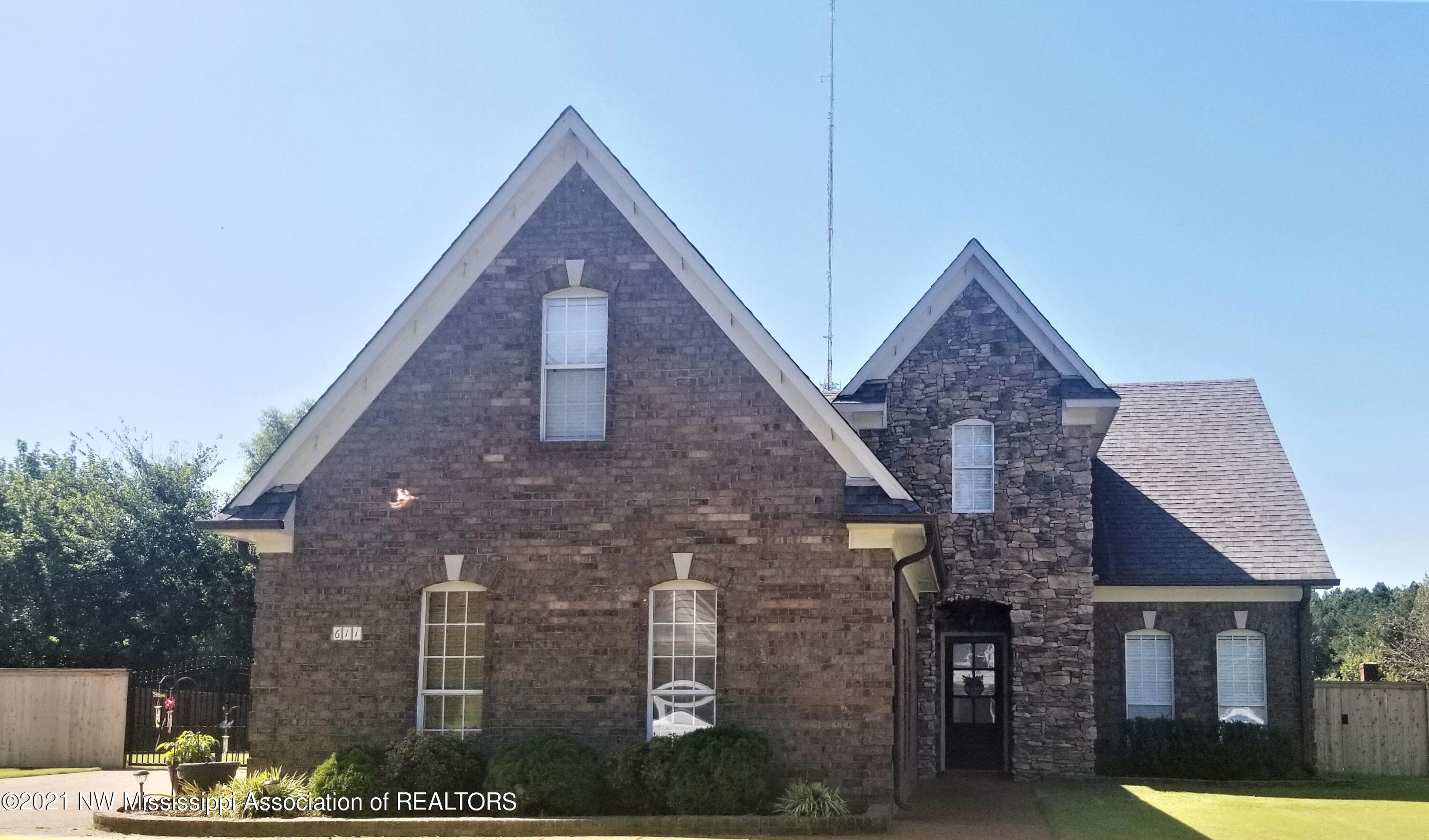 611 Ridge View Drive Hernando, MS 38632 - Photo 1 of 25 Close up front of house