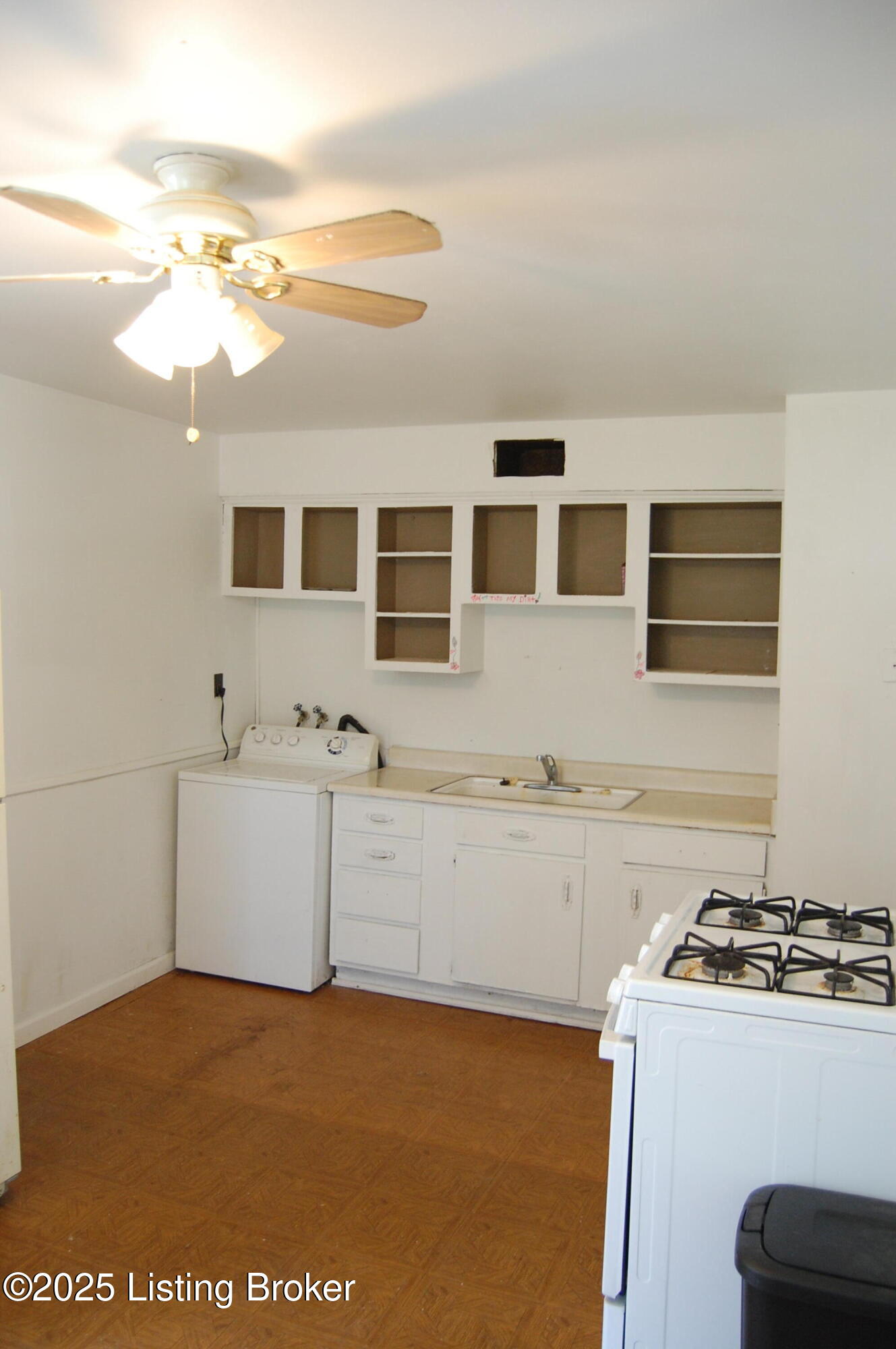 9530 Maple Road Louisville, KY 40229 - Photo 12 of 23 DSC_1097