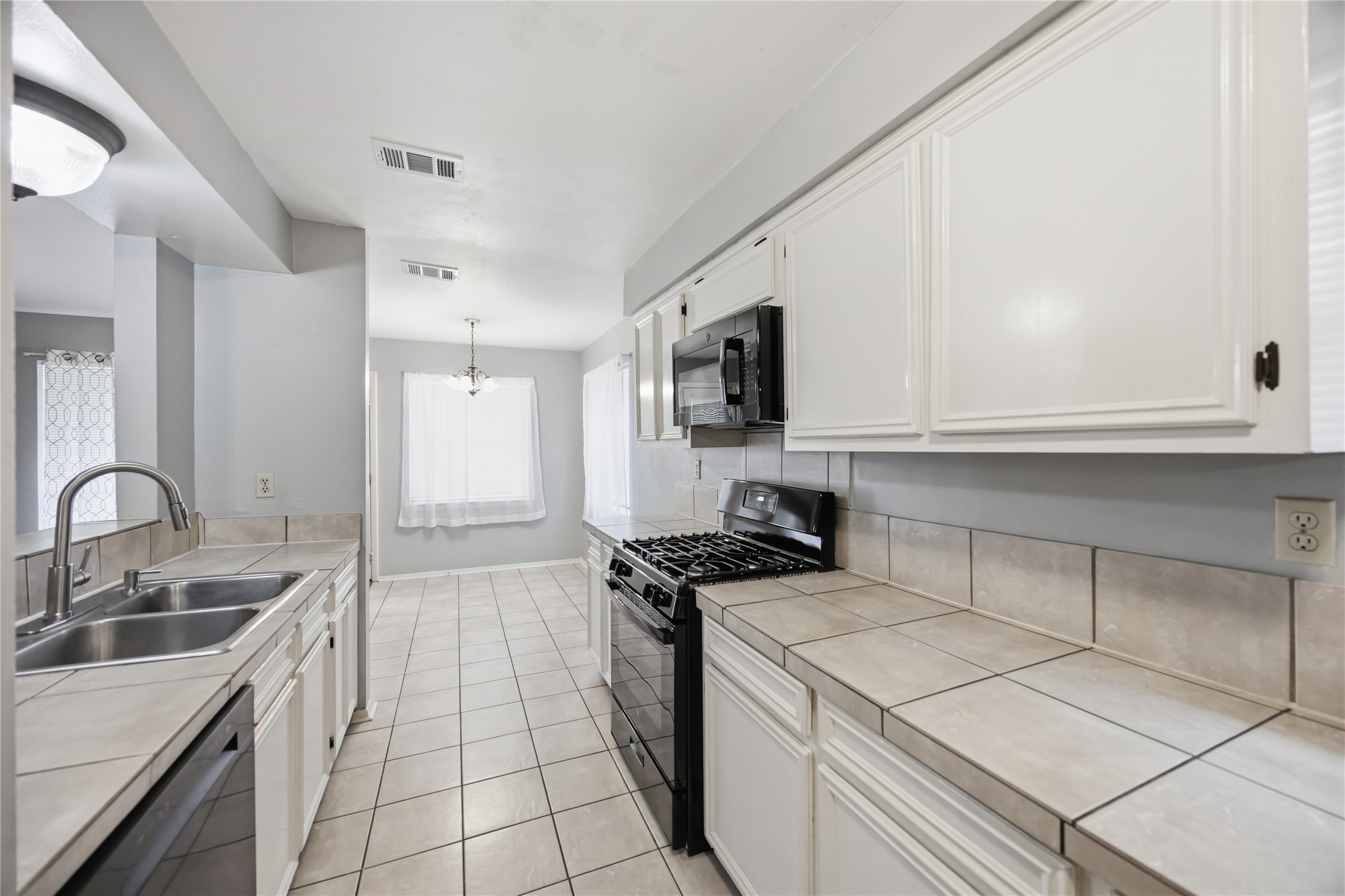 2907 West Greens Road Houston, TX 77067 - Photo 13 of 29 Fully Equipped Kitchen