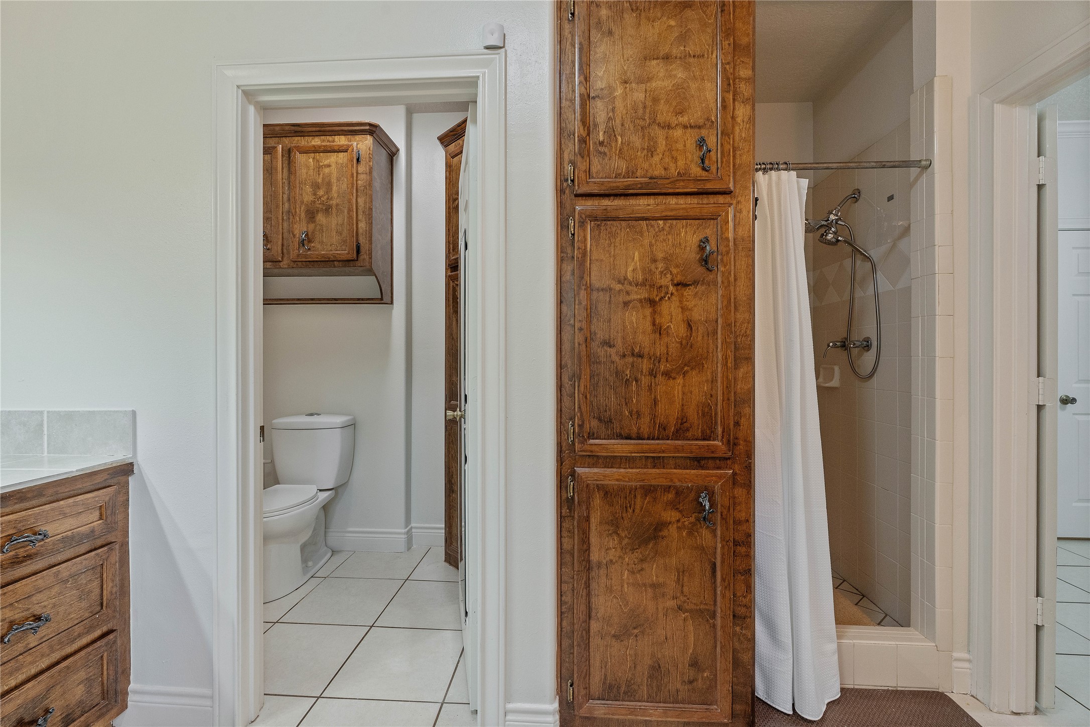 600 Hughes Loop Willis, TX 77378 - Photo 20 of 50 a bathroom with a granite countertop shower a toilet and a sink