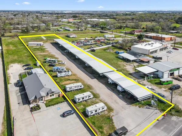 $650 | 621 South Main Street, Highlands, TX 77562