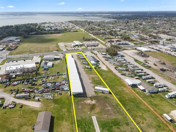 $650 | 621 South Main Street, Highlands, TX 77562