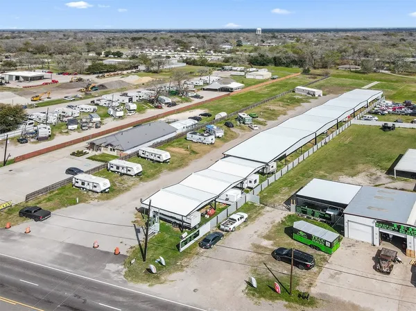 $650 | 621 South Main Street, Highlands, TX 77562