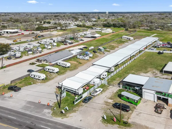 $650 | 621 South Main Street, Highlands, TX 77562