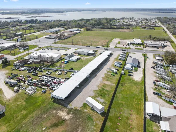 $650 | 621 South Main Street, Highlands, TX 77562