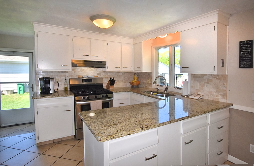 11 Burnside Street Warwick, RI 02886 - Photo 6 of 24