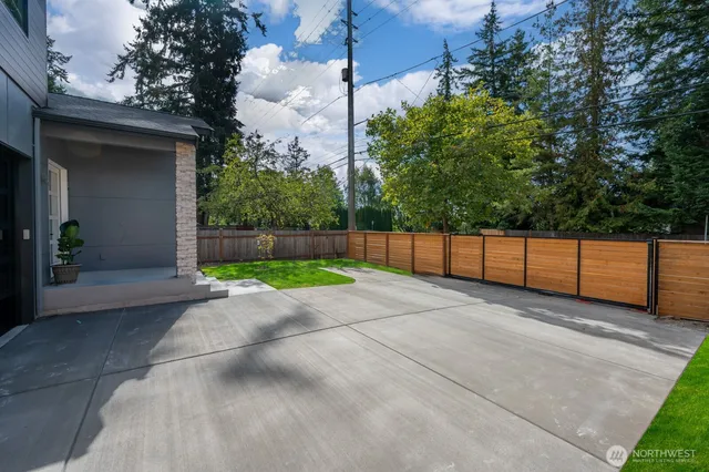 a view of a backyard