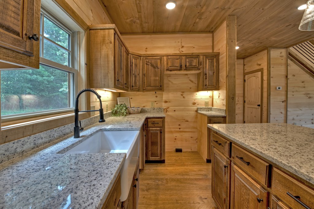 17 Dogwood Hills Way Blue Ridge, GA 30513 - Photo 10 of 47 Kitchen