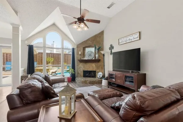 $399,900 | 734 River Oak Way, Lake Dallas, TX 75065