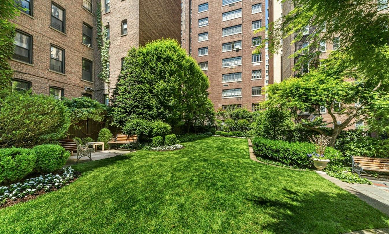 120 East End Avenue, Unit 3C Manhattan, NY 10028 - Photo 14 of 16 a view of tall buildings in the back yard