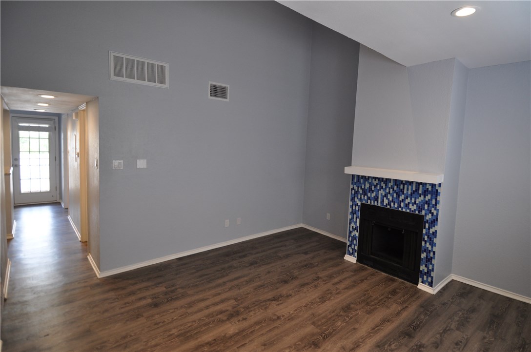 706 West 22nd Street, Unit 305 Austin, TX 78705 - Photo 2 of 20 Den 1