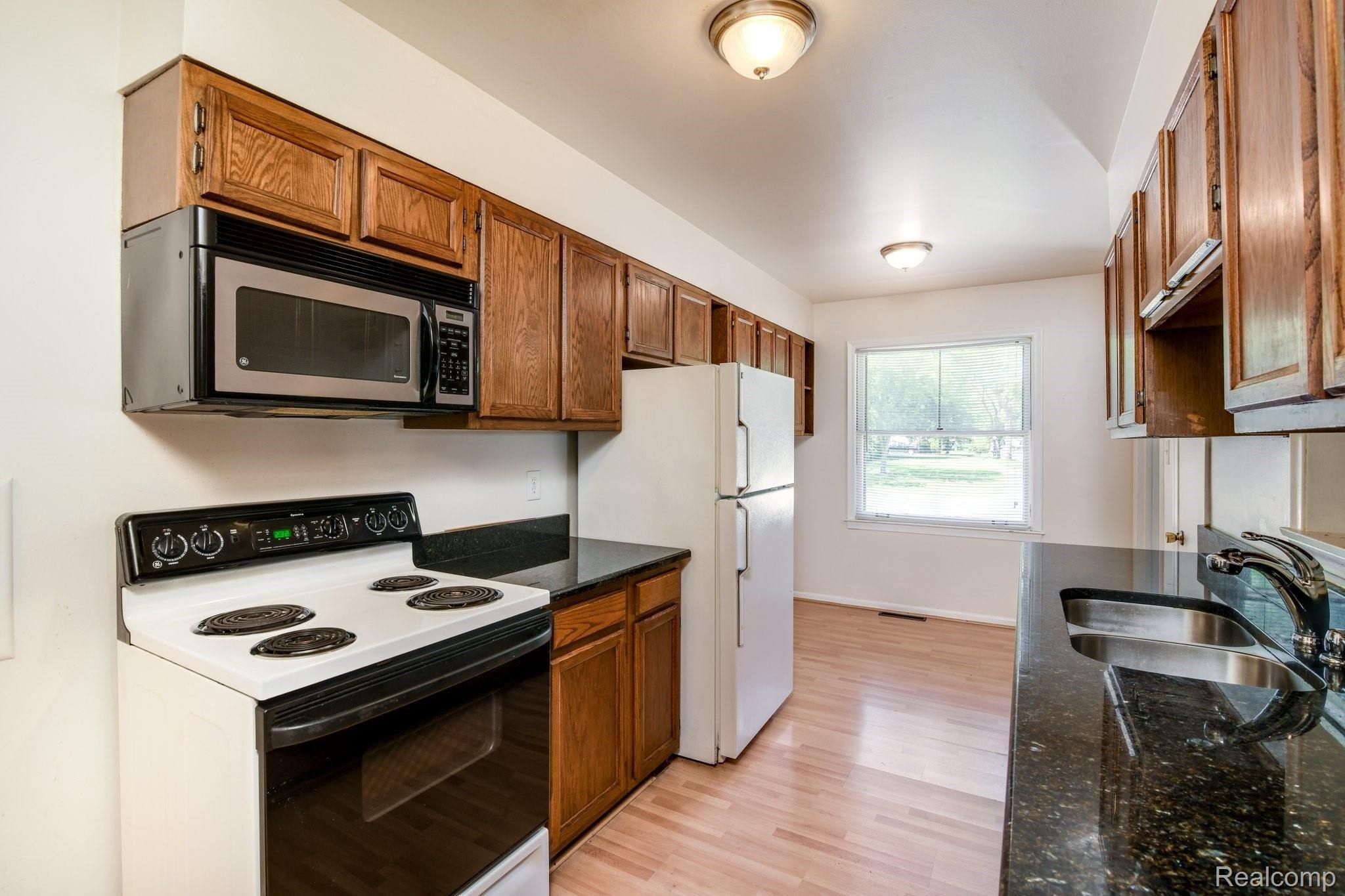29146 Rambling Road Southfield, MI 48076 - Photo 8 of 30 29146+Rambling+Rd+Southfield-13-web.jpg