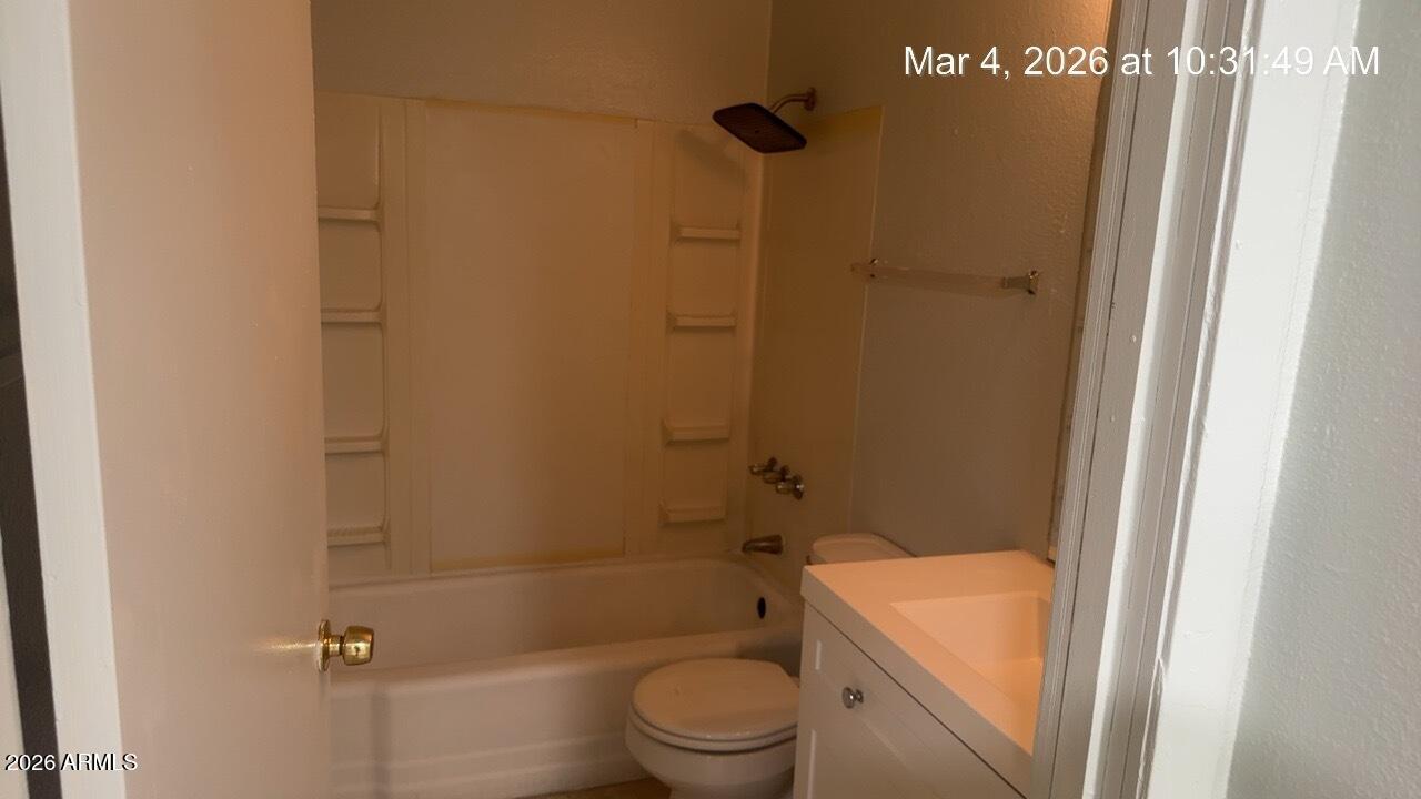 2026 West Cactus Road, Unit A Phoenix, AZ 85029 - Photo 4 of 9 IMG_2244